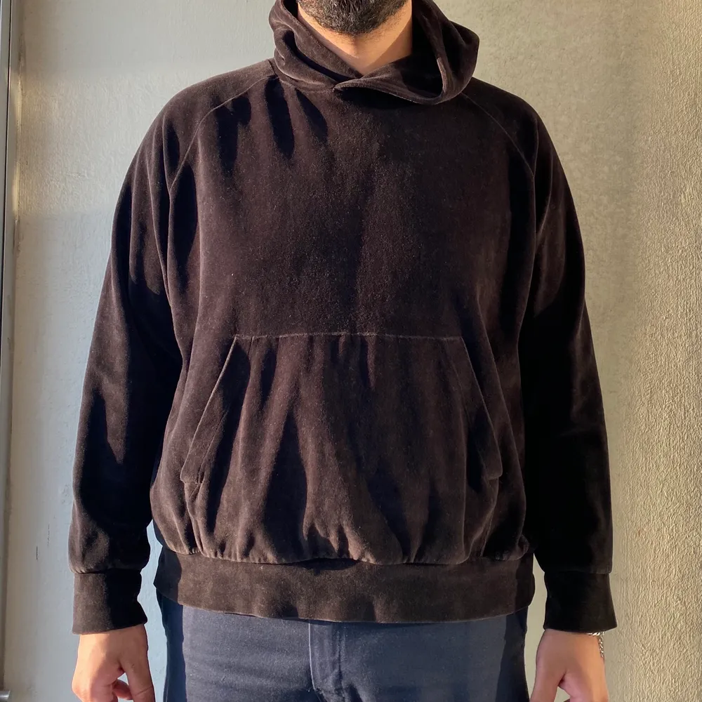 Svart hoodie från Weekday i velour. Den är i mycket fint skick. Stort plus att alla kommer vilja krama en för att den är så fkn mysig!!!!!. Hoodies.