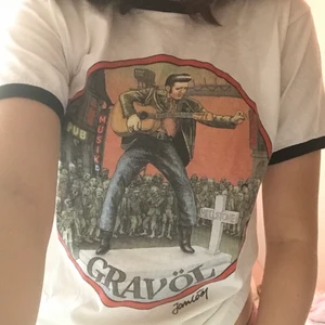  t-shirt - Asball Elvis Presley tröja som tyvärr inte kommit till användning. Den är i storlek M men jag skulle nog säga att den är ganska liten i storleken