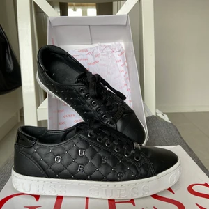 Sneakers från guess - Fina skor från guess, kartong kommer med. Strl 36/37 dom är i väldigt bra skick då jag inte använt dom så mycket och därav väljer jag att sälja dom nu. Ny pris 1045kr