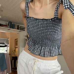 Rutig topp - En söt rutig topp som tyvärr inte kommer till användning längre💕 har band som man knyter upp och justerar hur man vill!! 