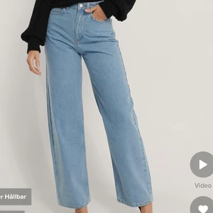 Jeans - Jättefina raka jeans som ej kommer till användning längre. Jeansen är ifrån NA-KD i storlek 36 och sitter perfekt på mig som är 170cm lång. Köparen står för frakt