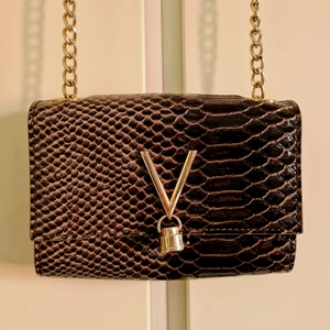 Valentino väska  - Super fin Valentino väska (äkta)                                         köparen står för frakten! 