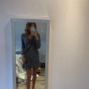 Klänking - Blå klänning med justerbar knytning vid midjan