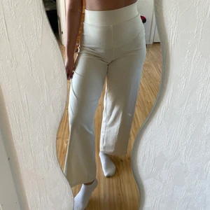 Vida byxor  - Ett par äggskals vita, vida byxor med stretch och superskönt material som formar kroppen fint. Jag är 167cm. Strl XS men passar även S. 