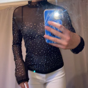 Glittrig tröja  - Säljer en as cool tröja ifrån Nelly i storlek S