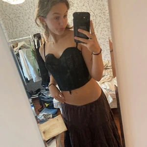 Svart korsett - Jättedåliga bilder men en superfin svart korsett, skicka privat för fler bilder😃 står ej märke eller storlek skulle säga storlek S och kupstorlek 75C/B