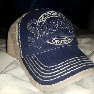 Keps - Jättefin keps, justerbar storlek. helt ny men taggen är avdragen för nån dag sen. Inte säker på om jag vill sälja, men kan nog tänkas sälja för ett bra pris. Frakt tillkommer. 