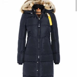 Parajumper long bear jacka, stl M/S - Varm och bra vinterjacka utan några skador med stort fint päls , säljs pågrund av att jag köpt en ny. Köpt från Johnells (Kvitto och ett extra (pjs) märke förekommer såklart!!)