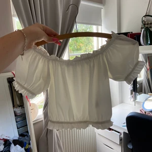 Vit offshoulder - Knappt använd offshoulder topp från Gina Tricot. Storlek XS men passar S lika bra.