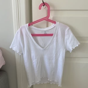 Brandy Melville topp - Oanvänd! Ny topp köpt på brandy Melville i maj. Aldrig använt då den tyvärr är lite för stor för mig. Inga fläckar, nyskick🌟 Brandy Melville one size skulle säga xs-m. Väldigt streching😘 ny pris 240kr