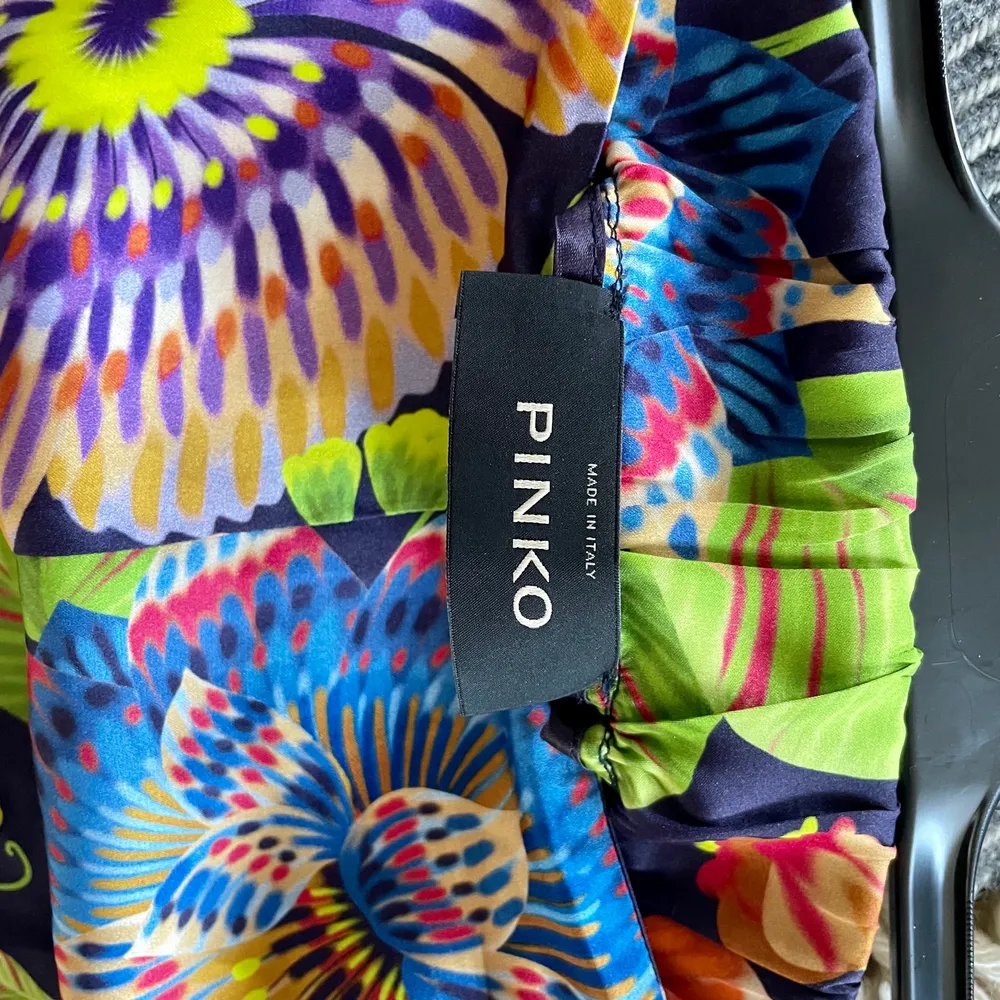 Säljer dessa jättefina Pinko byxorna från det italienska märket pinko. Nypris: 1500kr. Jeans & Byxor.