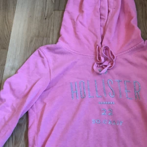Hoddie  - Jättefin rosa hollister hoddie i storlek xs med fickor där fram. 
