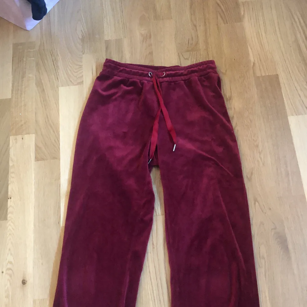 Jättefina vinröda utsvängda mjukisbyxor från Ginotricot i storlek xs, knappt använda då jag har växt ur dom. Köparen står för frakten💞. Jeans & Byxor.