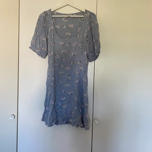 Klänning från NLY  - klänning från NLY trend. Storlek 38. Tvättas innan den skickas iväg. 