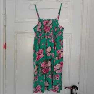 Klänning blommönster  - Finaste klänningen, når ungefär till låren! Säljer då den är för liten på mig (😭😭😭😭😭😭). Barnstorlek men passar en XS, eller en S/M med mindre bröst (funkar nästan på mig som har M/L, men sitter lite tight). Helt underbar med ett superfint mönster! Priset är inkl frakt 💞