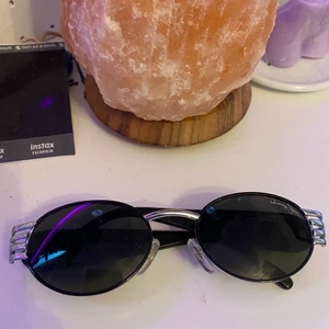 Solglasögon  - Ett par ovala solglasögon, jättefina men kommer inte till användning, om du har några frågor skriv privat <3