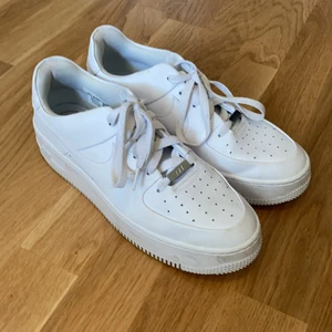 Nike air force storlek 42 - Nike air force storlek 42 helt oanvända 500 kr 