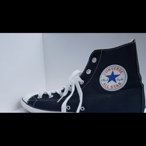 Svarta converse - Knappt använda svarta converse jätte snygga passar med ALLT säljer dom pga fel storlek för mig super sköna och trendiga! Köpte dom för 899 kr, Buda i kommentarerna 20 kr mellan varje bud 👍startbud 200 kr