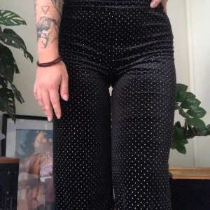 Partybyxor - Högmidjade byxor i svart sammet med silvriga små nitar