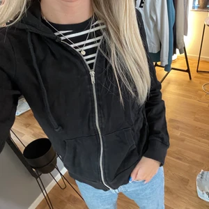 Svart ziphoodie - Svart basic zipup hoodie ifrån H&M, kommer ej till användning tyvärr. Storlek xs !!
