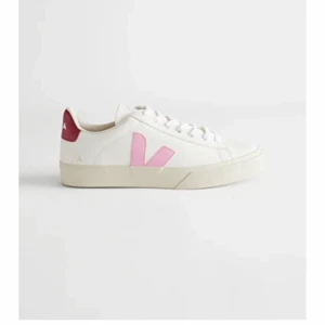 VEJA sneakers  -  ❤️(SÄNKT PRIS FRÅN 900 till 500!! Först i kvarn! )❤️Säljer mina veja skor som jag köpte i våras och som inte kommit till andvänding! (Ser ut som nya) köpte dom på & other stories för 1400🙌🏻  Skona ser ut som på bilden, för intrssse kan jag skicka bilder:) Stolek på skona är 38 🥰 Tänker ett pris på ungefär 500 kr, först i kvarn gäller ❤️ 