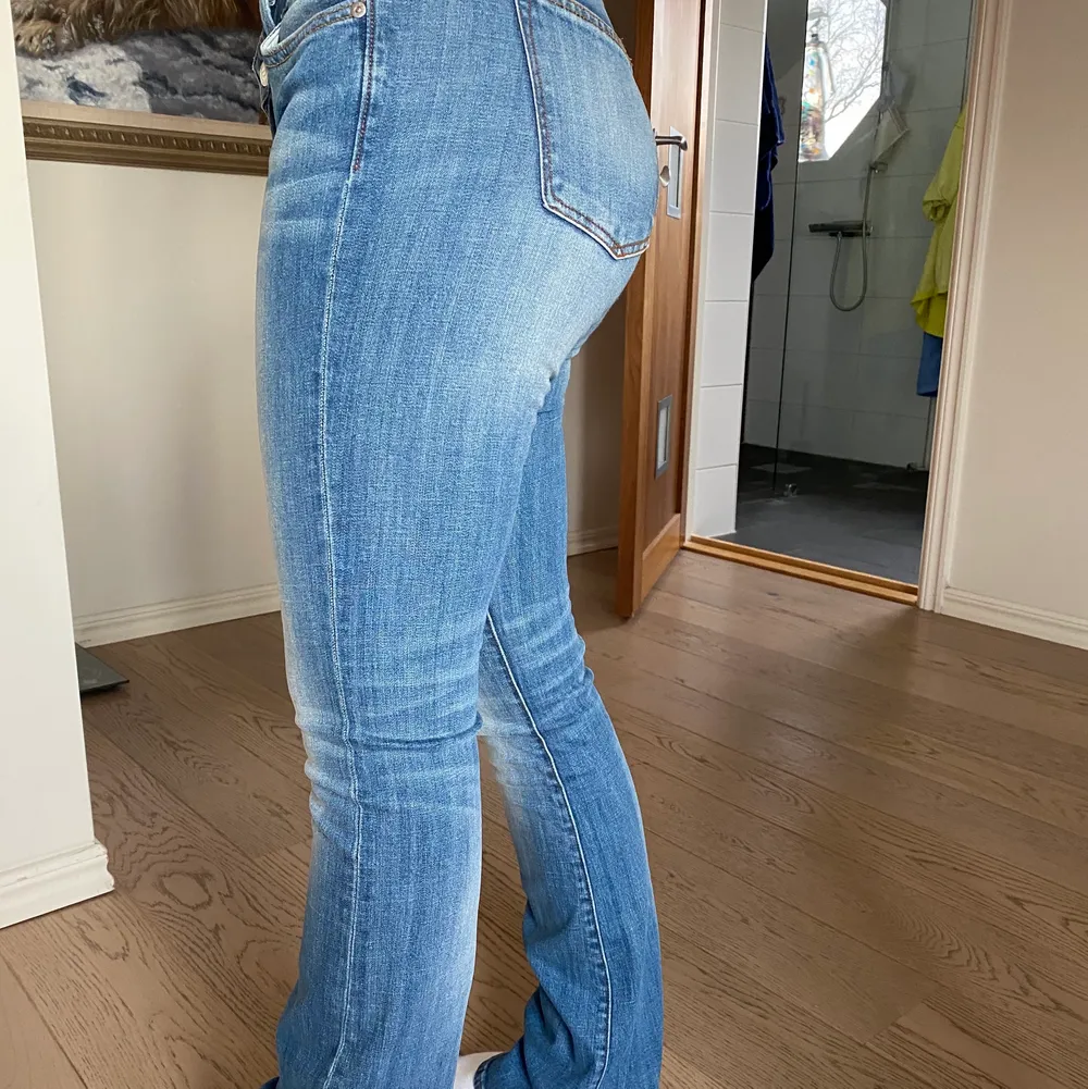 Ett par lågmidjade jeans i helt nytt skick. Säljer på grund av tajta på mig och lite långa. Storlek på jeansen är 28/33. Nypris 1200kr❤️. Jeans & Byxor.