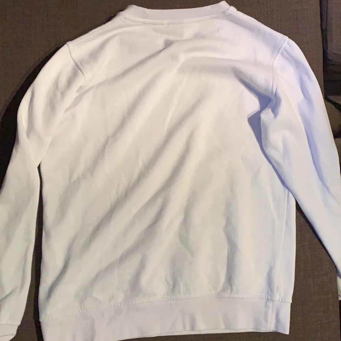 Vit tröja med guld tryck - 91