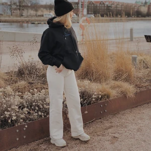  vida jeans - Säljer nu dessa supersnygga byxor, men som jag har vuxit ur tyvärr. Storleken är 26. Det är jag på bilderna. Byxorna kommer ifrån monki. Jag är 1,70 ish och dom är perfekta i längden på mig. Om du har fler frågor så är det bara att skriva. Frakten ingår ej! 💕💕