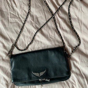 Zadig&Voltaire Rock Bag - Väska från Zadig&Voltaire. Väl använd vilket har resulterat i att metaldetaljerna har tappat lite färg & ena kedjan är lite trasig som ni ser på bilderna. Därav det billiga priset. Nypris 3260 kr. 