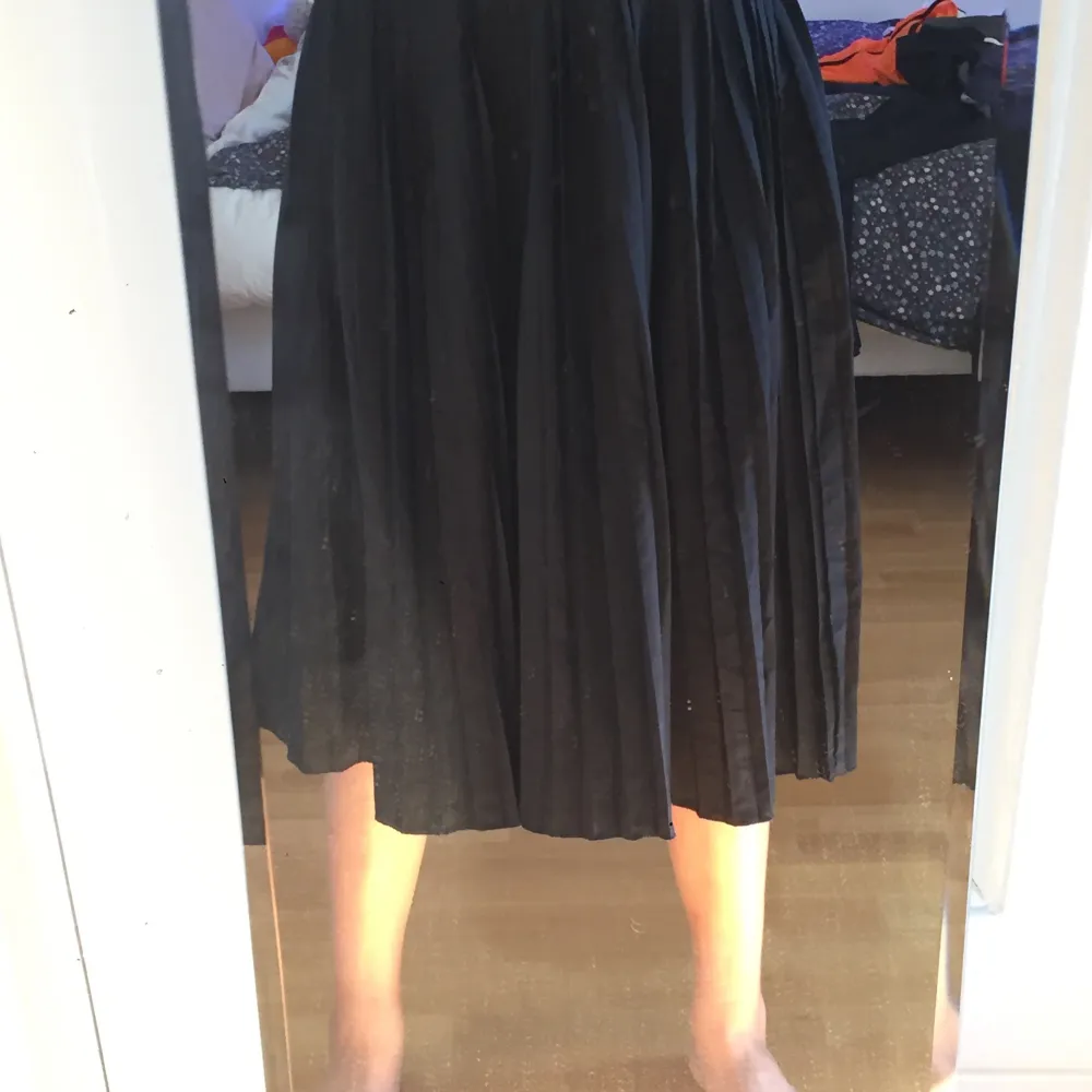 Jag säljer min volang kjol från lager 157 köpt förra året men it använd mycket. Frakten ingår i standard priset.. Kjolar.