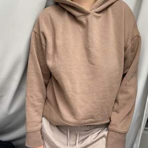 Jättefin och skön hoodie från Zara i ljusbrun färg. Strl M