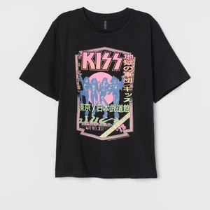 Tröja med tryck - Dividend tröja från hm, fint skick. Stolek xxs men den är som en xs/ s. Säljer då den inte kommer till användning. 💚💚