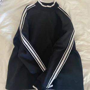 Kvart vit tröja  - Säljer denna tröja för 50kr  ink frakt för att jag använt den 2 ggr! Det är Xs men passar till S