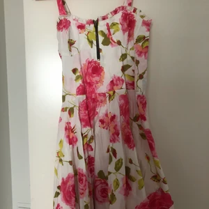 Blommig klänning storlek XS/S  - Jätte söt blommig klänning i storlek XS/S. Använda några gånger men ändå i bra skick. Passar super bra till skolavslutningar eller midsommar tillexempel. (Inte töjbart material) :)
