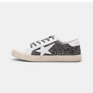 Le temps des cerises - Funderar på att sälja dessa skor men bara för ett bra pris! ( kommer alltså inte sälja dem under 450) Storlek 37 men passar mig som brukar ha 37/38😇Dem är slutsålda överallt❤️BUD: 800