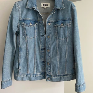 Jeansjacka Weekday  - Jeansjacka från Weekday köpt för några år sedan i använt men gott skick. Vanlig passform och passar mig bra som har S-M