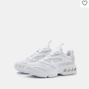 Sneakers - Ett par helt iproncip oanvända sneakers. Använda Max 10 gånger och är som nya! Säljer pågrund av att dom inte kommer till användning❤️ nypris 1245, skriv för fler bilder :)