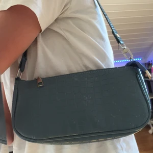 Väska  - Jag säljer min blåa väska från Shein. För att den kommer ej t andväning. Du kan ta bort bandet.