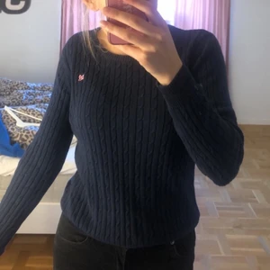 Stickad tröja i storlek M  - En stickad tröja från ginatricot i storlek M, stitter mer som S 