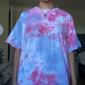 Tiedye tshirt  - T-shirt med tiedyemönster i blått o rosa💙💖 Köpt på Beyond Retro och skulle säga att den är i storlek XL😊