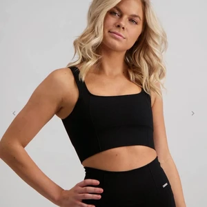 Aimn sport-bh - Black luxe seamless bra från Aimn! Använd en gång och säljer för den är för liten för mig 🖤 Kan skicka med spårbar frakt också (66kr)!