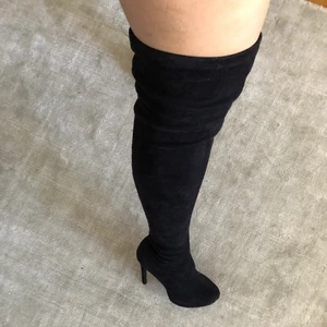 Lårhöga stövlar  - Dessa lårhöga stövlar från Nelly har stilettklack och en mindre platå. Fejkmocka. Jag har använt dessa en utekväll, så dom är säljes i nyskick. Knappt synligt på klacken.