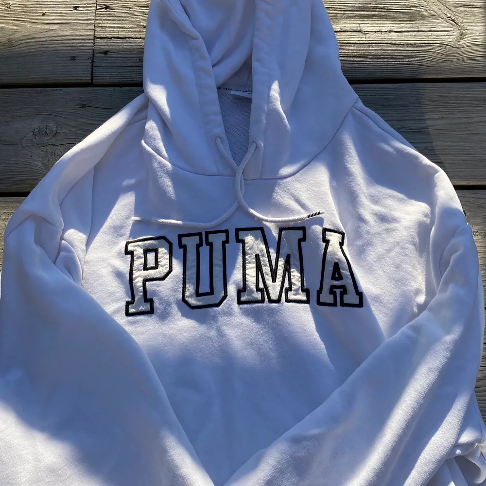 säljer denna snygga puma hoodie som inte längre kommer till användning, den är i fint skick då jag bara använt den några gånger. Nypris: 400 storlek S. Köparen står för frakt 😁. Tröjor & Koftor.
