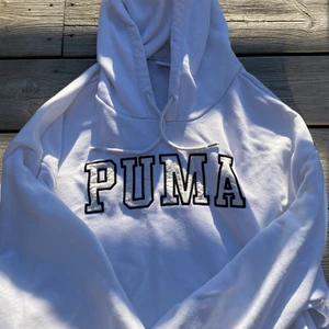 vit hoodie - säljer denna snygga puma hoodie som inte längre kommer till användning, den är i fint skick då jag bara använt den några gånger. Nypris: 400 storlek S. Köparen står för frakt 😁