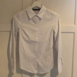 Vit vanlig skjorta från Zara i storlek Xs. Manschett med tre knappar. Endast använd ett fåtal gånger.