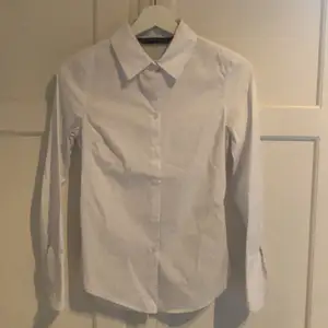 Vit vanlig skjorta från Zara i storlek Xs. Manschett med tre knappar. Endast använd ett fåtal gånger.