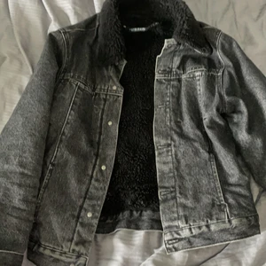 Jeansjacka från denim is dead - Mörkgrå jeansjacka som är fodrad 