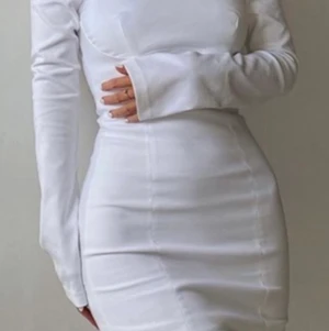 Vit klänning - Vit klänning från Zara i storlek M, använt en gåmg