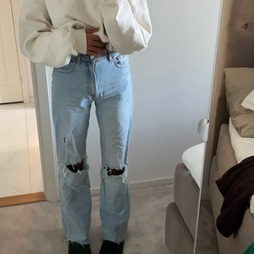 Slutsålda zara jeans, storlek 34. . Jeans & Byxor.