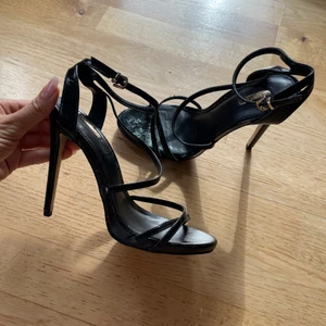 Supersexiga klackar från Kurt Geiger OANVÄNDA - ÄLSKAR dessa klackar men de är för små för mig. De perfekta svarta klackarna som går till ALLT. Jag köpte de i Milano för 165€ och säljer de för 699kr. Man kan se prislappen under skon på sista bilden. Som sagt älskar man klackskor så är dessa ett kap. Kvaliten är jätte fin!!! Storlek 38 men skulle nog kunna passa en 37a också. Äkta läder.